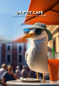 Une mouette portant un chapeau et des lunettes de soleil se détend à une table de café en plein air, en sirotant une grande boisson glacée. Les gens et les bâtiments se fondent dans larrière-plan flou. Le texte ci-dessus indique : « Un Ptit Café, Rues Piétonnes - Le Havre ». Cette charmante scène est présentée dans laffiche personnalisée « Petit café dans les rues du Havre ».