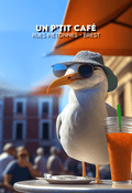 Une mouette avec un chapeau et des lunettes de soleil se tient sur une table de café avec du café glacé, contre des personnes et des bâtiments flous. Texte : Un ptit café - Rues piétonnes - Brest. Fait partie des Affiches de nos régions, capturant le charme de lImpression Française. Produit : Petit café dans les rues piétonnes de Brest.