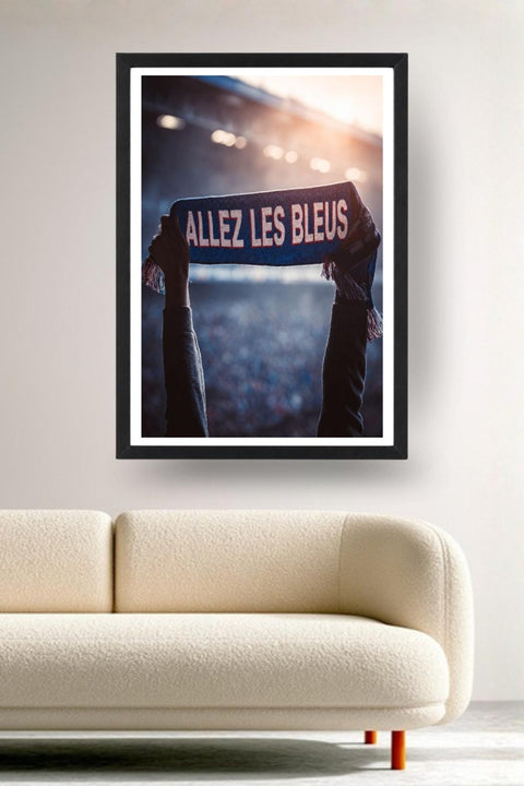 Affiche Bleu Supporter Allez les Bleus encadrée noir au-dessus d'un canapé, décoration murale salon