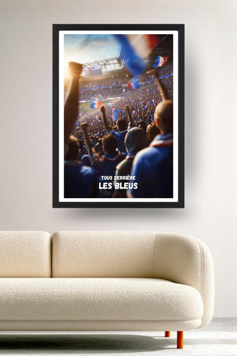 Affiche Coupe du Monde Tous ensemble derrière les Bleus encadrée noir au-dessus d'un canapé, décoration murale salon