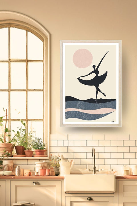 Poster Danse Ballet sous la lune, une danseuse en silhouette sous une lune rose, dans un cadre bois clair, décoration murale de cuisine