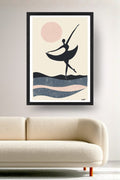 Affiche Danse Ballet sous la lune, une danseuse en silhouette sous une lune rose, encadrée noir au-dessus d'un canapé, déco murale salon