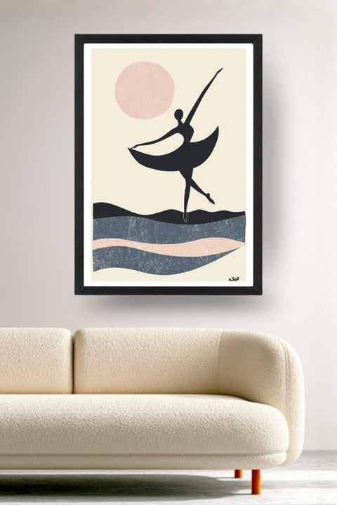 Affiche Danse Ballet sous la lune, une danseuse en silhouette sous une lune rose, encadrée noir au-dessus d'un canapé, déco murale salon
