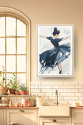 Poster Danse Black Swan, une danseuse en aquarelle bleu marine expressive, dans un cadre bois clair, décoration murale de cuisine