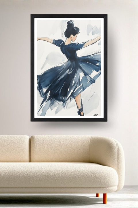 Affiche Danse Black Swan, une danseuse en aquarelle bleu marine expressive, encadrée noir au-dessus d'un canapé, déco murale salon