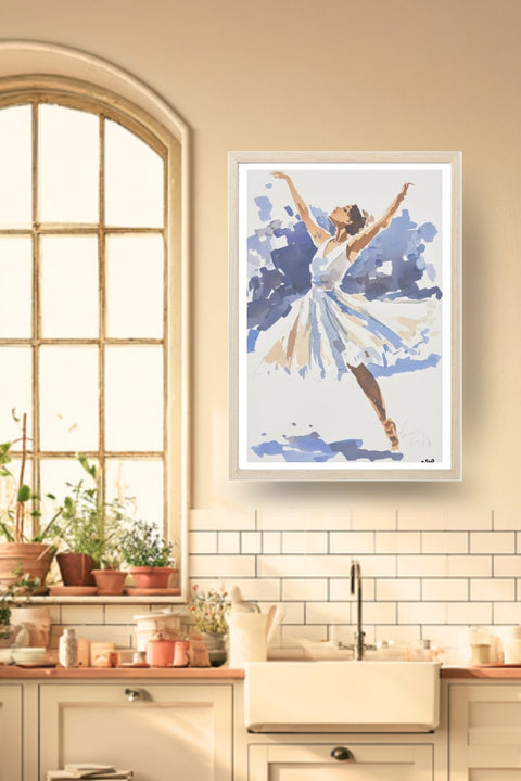 Poster Danse Casse-Noisette, une danseuse en aquarelle bleu et blanc, bras levés, dans un cadre bois clair, décoration murale de cuisine
