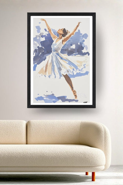 Affiche Danse Casse-Noisette, une danseuse en aquarelle bleu et blanc, bras levés, encadrée noir au-dessus d'un canapé, déco murale salon