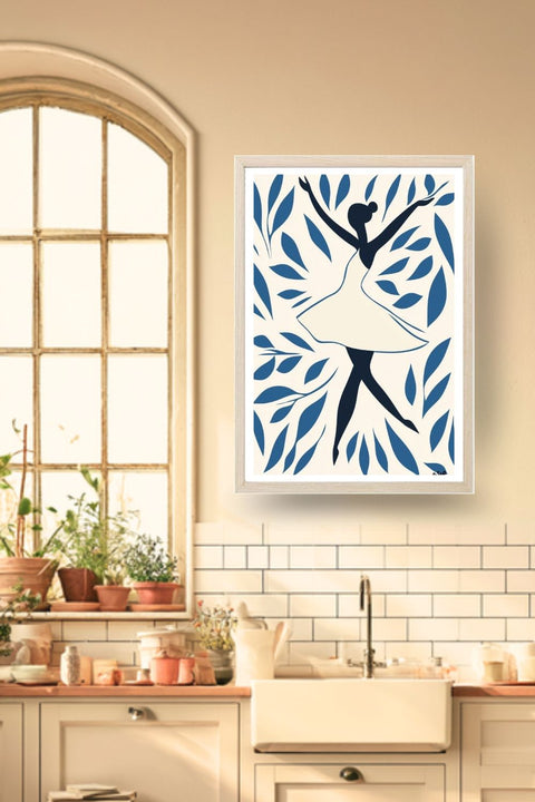 Poster Danse Danse avec le vent, une danseuse en silhouette parmi un feuillage bleu, dans un cadre bois clair, décoration murale de cuisine