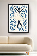 Affiche Danse Danse avec le vent, une danseuse en silhouette parmi un feuillage bleu, encadrée noir au-dessus d'un canapé, déco murale salon