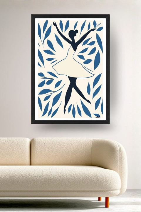 Affiche Danse Danse avec le vent, une danseuse en silhouette parmi un feuillage bleu, encadrée noir au-dessus d'un canapé, déco murale salon