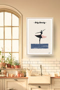 Poster Danse Dirty Dancing, une danseuse en silhouette style vintage, fond bleu océan, dans un cadre bois clair, décoration murale de cuisine