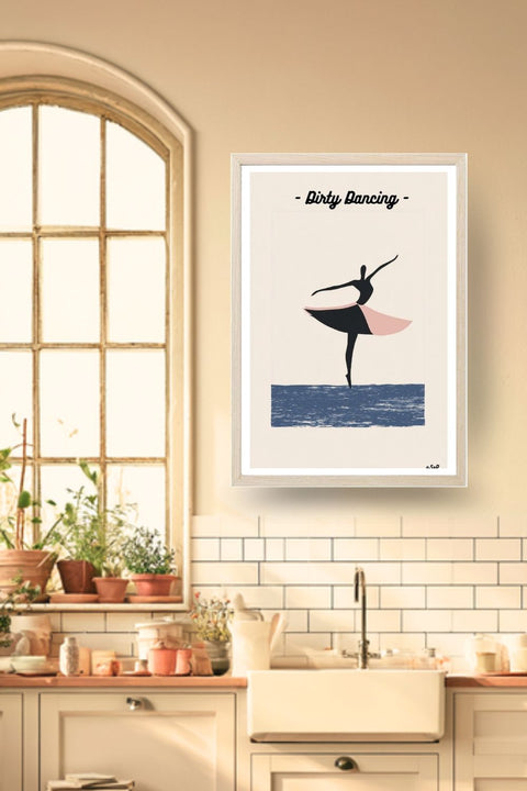 Poster Danse Dirty Dancing, une danseuse en silhouette style vintage, fond bleu océan, dans un cadre bois clair, décoration murale de cuisine