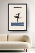 Affiche Danse Dirty Dancing, une danseuse en silhouette style vintage, fond bleu océan, encadrée noir au-dessus d'un canapé, déco murale salon