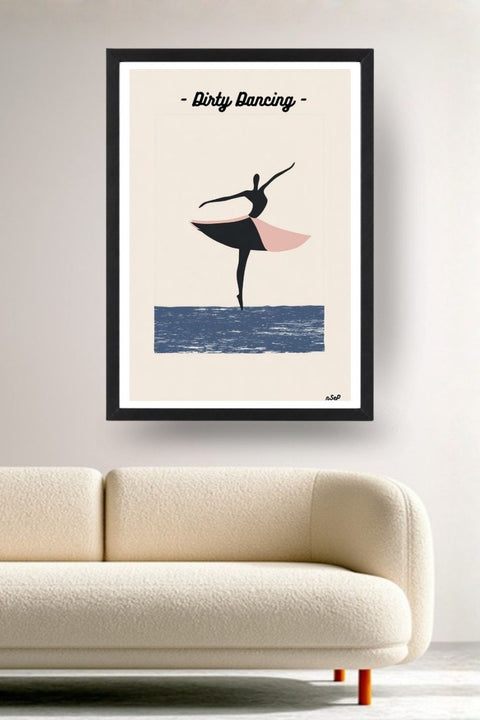 Affiche Danse Dirty Dancing, une danseuse en silhouette style vintage, fond bleu océan, encadrée noir au-dessus d'un canapé, déco murale salon