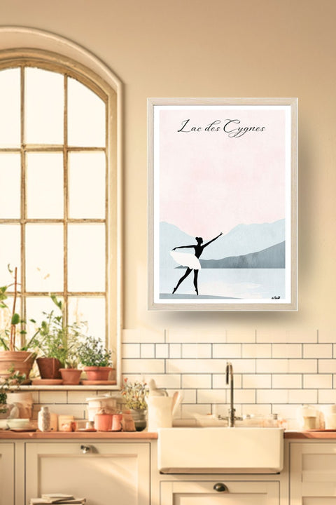 Poster Danse Lac des cygnes, une danseuse en silhouette devant un lac et des montagnes pastel, dans un cadre bois clair, décoration murale de cuisine