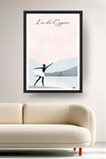 Affiche Danse Lac des cygnes, une danseuse en silhouette devant un lac et des montagnes pastel, encadrée noir au-dessus d'un canapé, déco murale salon