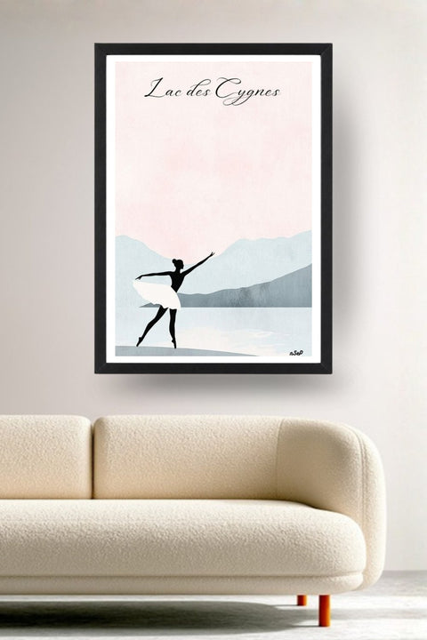Affiche Danse Lac des cygnes, une danseuse en silhouette devant un lac et des montagnes pastel, encadrée noir au-dessus d'un canapé, déco murale salon