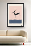 Affiche Danse Magic Dance, une danseuse en silhouette épurée sur fond rose, encadrée noir au-dessus d'un canapé, déco murale salon
