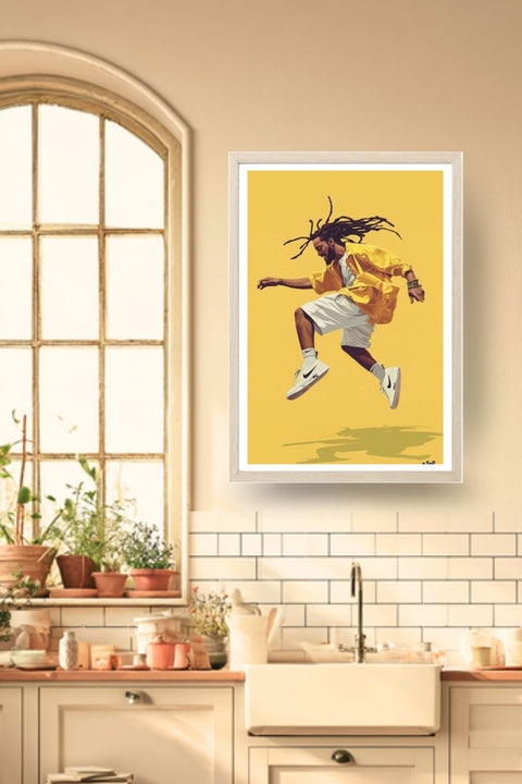 Poster Danse Street dance, un danseur urbain en saut, fond jaune, dans un cadre bois clair, décoration murale de cuisine
