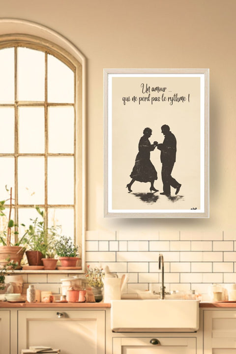 Poster Danse Un amour qui ne perd pas le rythme, un couple âgé dansant en silhouette, dans un cadre bois clair, décoration murale de cuisine