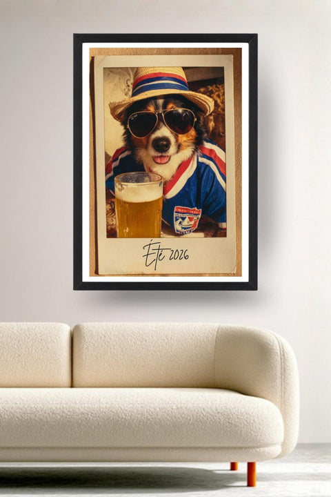 Affiche Foot Rire Mondial 2026 encadrée noir au-dessus d'un canapé, décoration murale salon