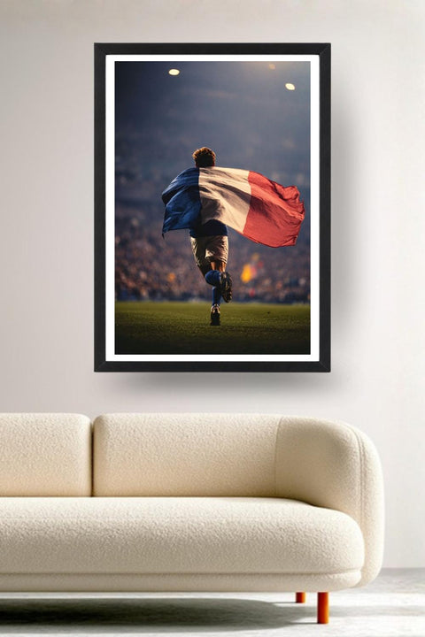 Affiche Football France joueur et drapeau encadrée noir au-dessus d'un canapé, décoration murale salon