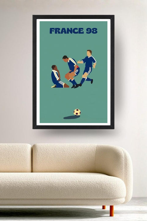 Affiche France 98 la magie du football encadrée noir au-dessus d'un canapé, décoration murale salon