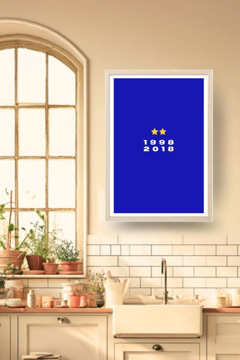 Poster France Coupe du monde 1998 2018 dans un cadre bois clair, décoration murale de cuisine