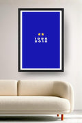 Affiche France Coupe du monde 1998 2018 encadrée noir au-dessus d'un canapé, décoration murale salon