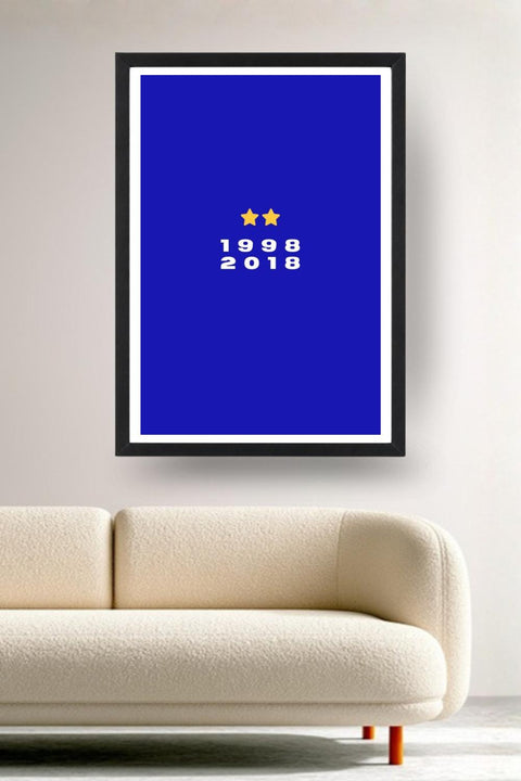 Affiche France Coupe du monde 1998 2018 encadrée noir au-dessus d'un canapé, décoration murale salon