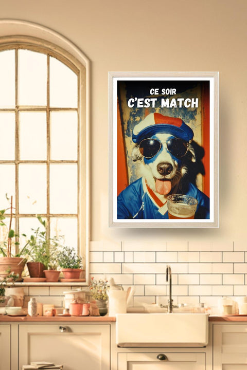 Poster Match Foot marrante fan footix dans un cadre bois clair, décoration murale de cuisine