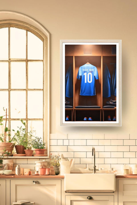 Poster personnalisée foot France maillot dans un cadre bois clair, décoration murale de cuisine