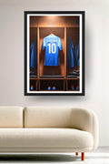 Affiche personnalisée foot France maillot encadrée noir au-dessus d'un canapé, décoration murale salon