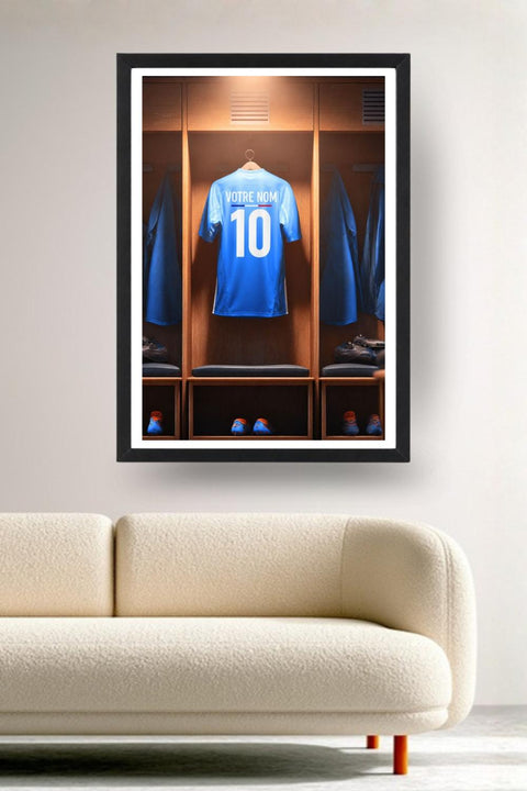 Affiche personnalisée foot France maillot encadrée noir au-dessus d'un canapé, décoration murale salon