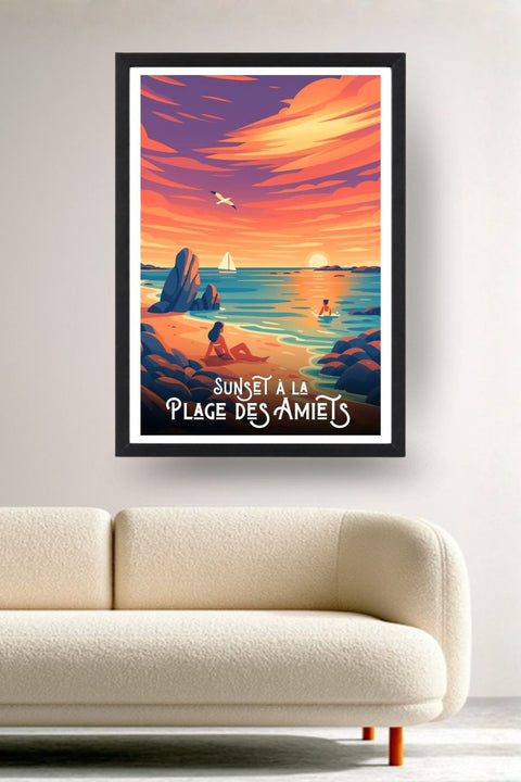 Affiche Plage des Amiets encadrée noir au-dessus d'un canapé, déco murale salon