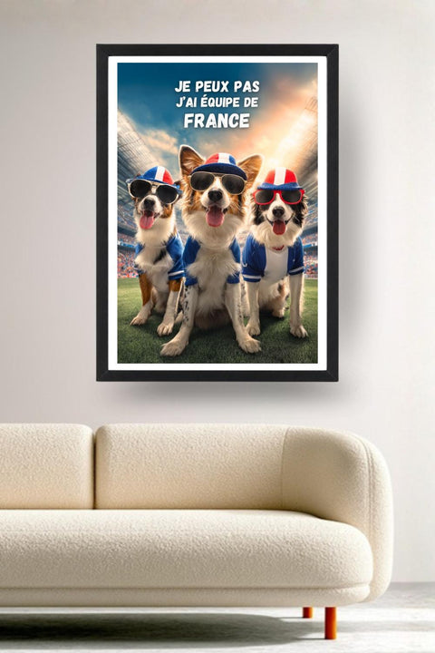 Affiche Ramenez la Coupe à la Maison encadrée noir au-dessus d'un canapé, décoration murale salon