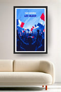 Affiche Tous derrière les Bleus encadrée noir au-dessus d'un canapé, décoration murale salon